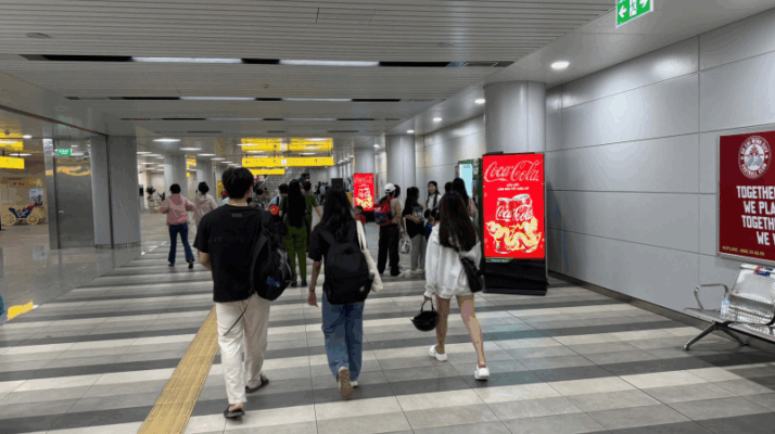 Màn hình LCD tại vị trí tiếp cận hàng khách Metro