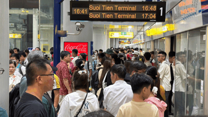 Lưu lượng hành khách đông đúc tại ga Metro 