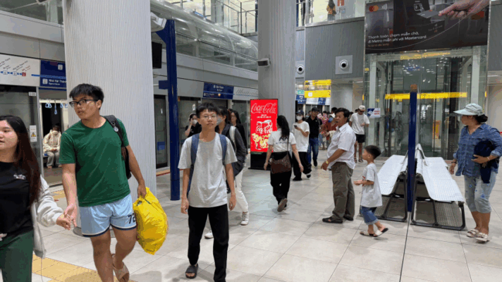 Không gian sảnh ga Metro với quảng cáo nổi bật