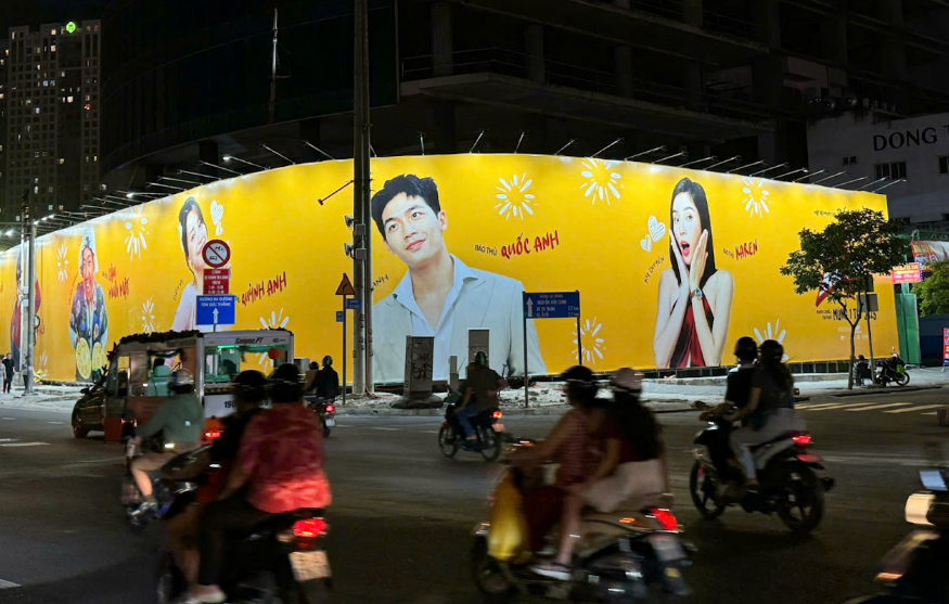 hàng rào quảng cáo khổ lớn