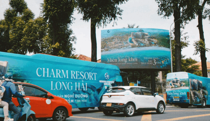 Thiết kế hình ảnh roadshow bất động sản nổi bật trên thân xe bus.